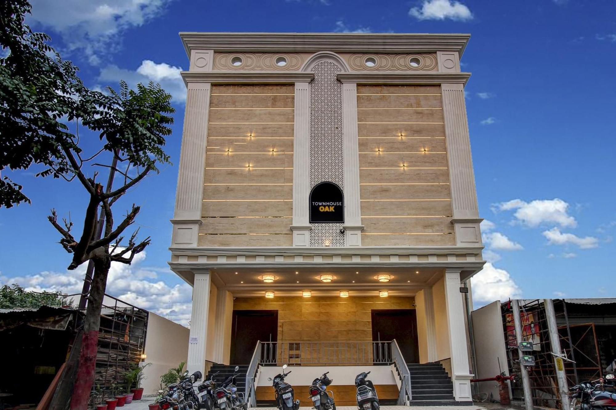 Super Townhouse Oak Aurelia Grand Hotel ลัคเนา ภายนอก รูปภาพ
