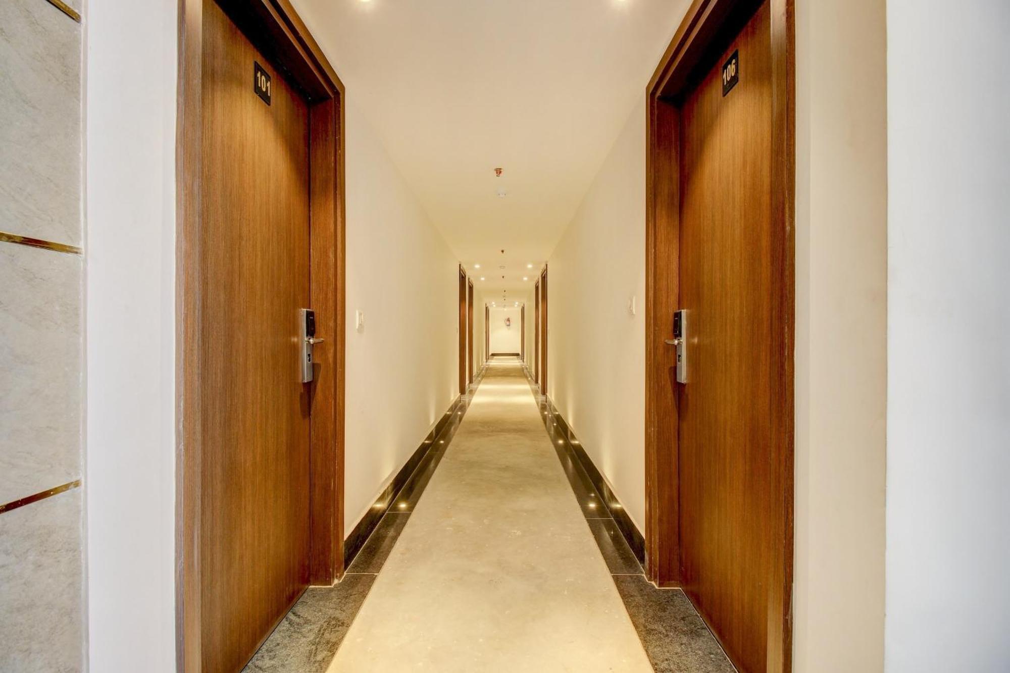 Super Townhouse Oak Aurelia Grand Hotel ลัคเนา ภายนอก รูปภาพ