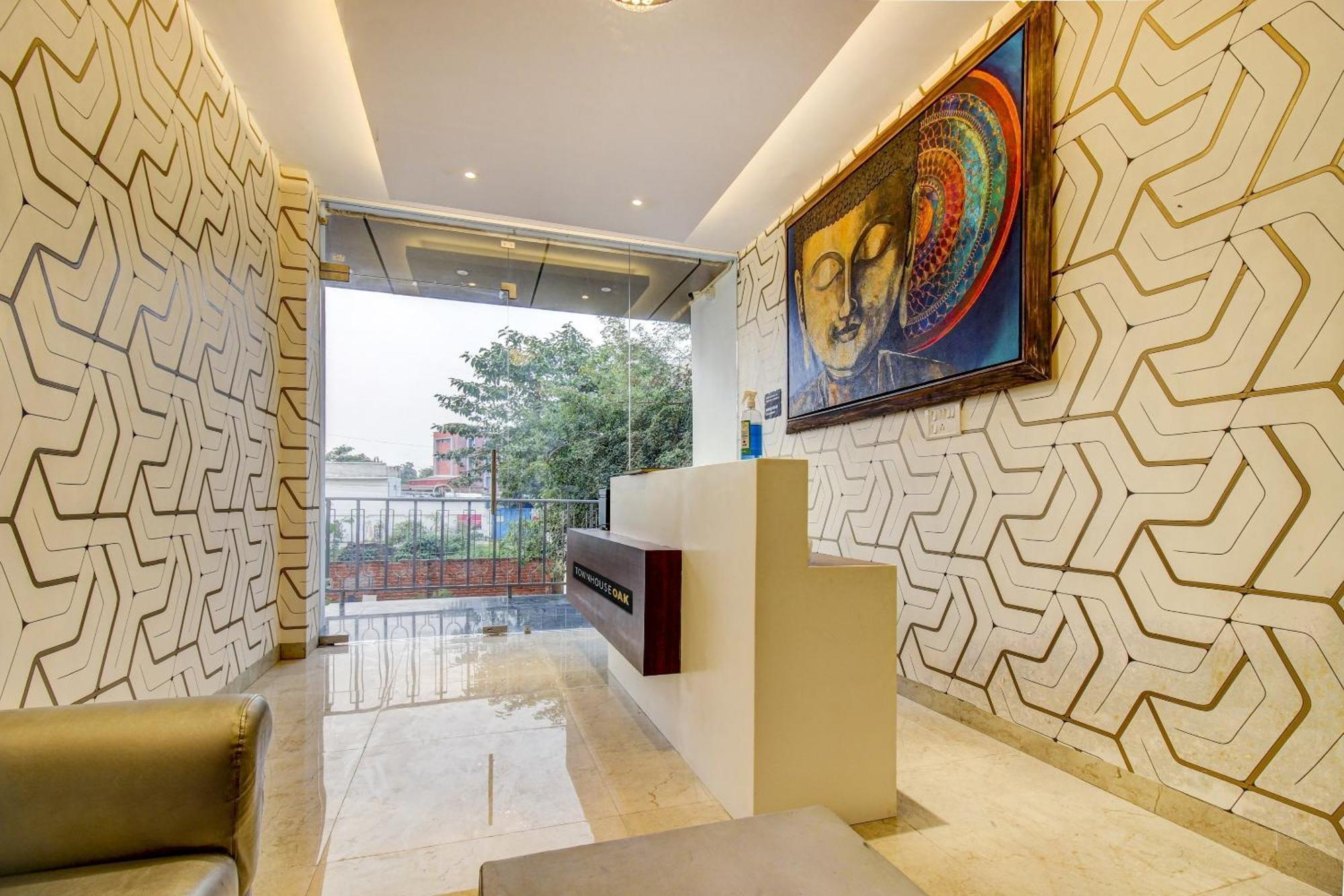 Super Townhouse Oak Aurelia Grand Hotel ลัคเนา ภายนอก รูปภาพ