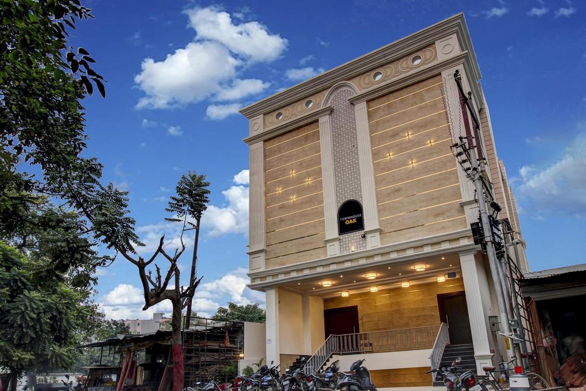 Super Townhouse Oak Aurelia Grand Hotel ลัคเนา ภายนอก รูปภาพ
