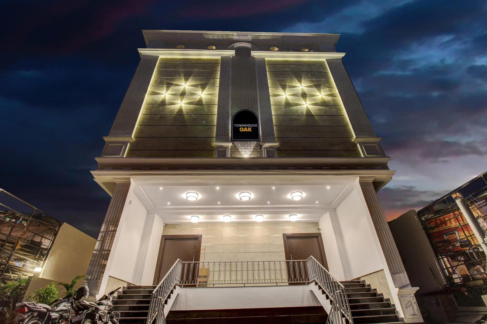 Super Townhouse Oak Aurelia Grand Hotel ลัคเนา ภายนอก รูปภาพ