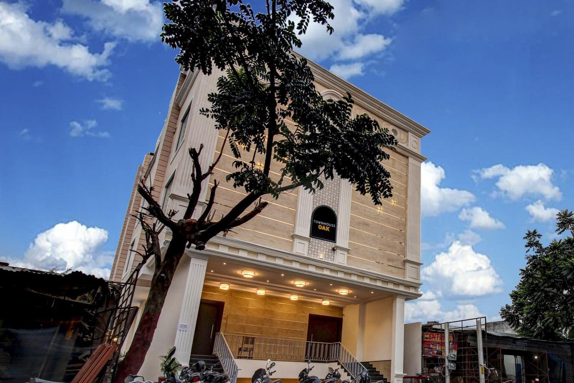 Super Townhouse Oak Aurelia Grand Hotel ลัคเนา ภายนอก รูปภาพ