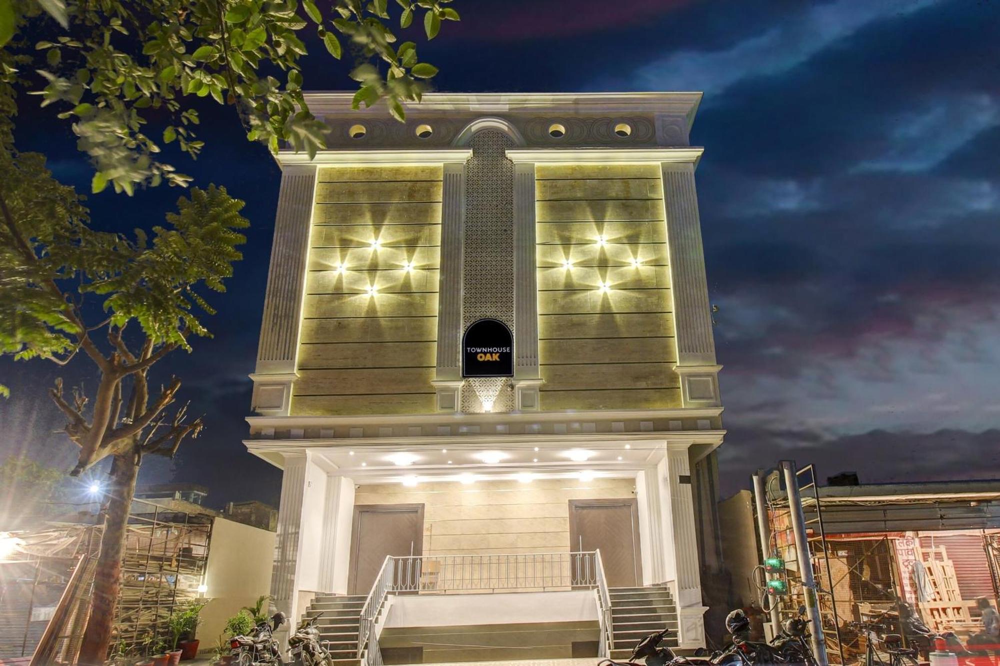 Super Townhouse Oak Aurelia Grand Hotel ลัคเนา ภายนอก รูปภาพ